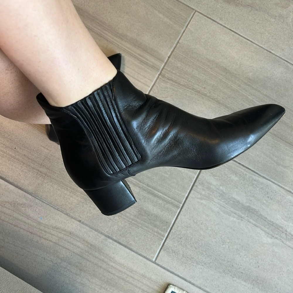 Elegant Made in Italy Black leather booties